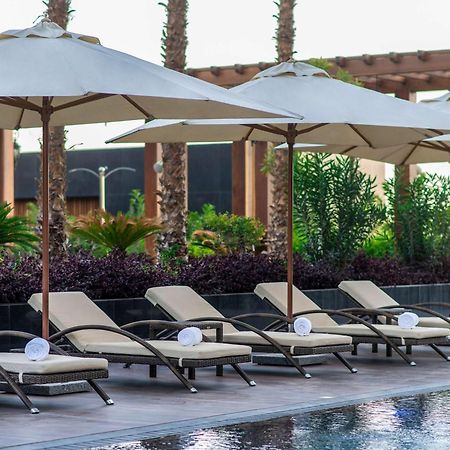 Movenpick Hotel And Residences Rijád Exteriér fotografie Pool at the hotel