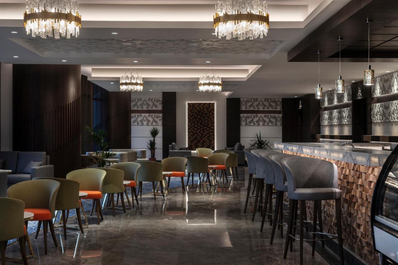 Movenpick Hotel And Residences Rijád Exteriér fotografie The bar at the hotel