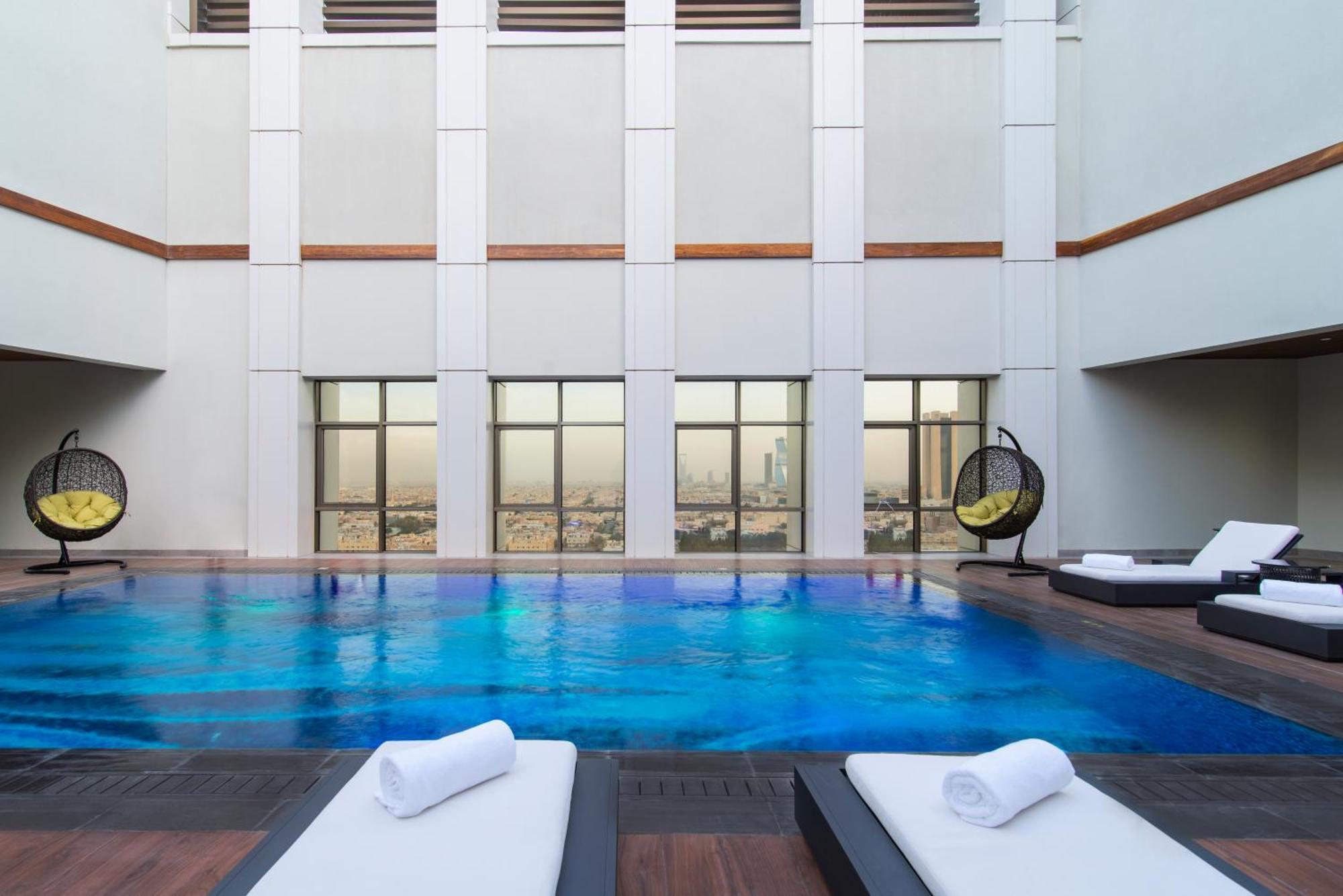 Movenpick Hotel And Residences Rijád Exteriér fotografie The swimming pool at the hotel