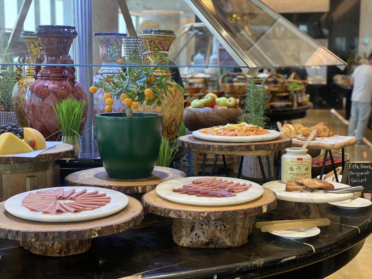 Movenpick Hotel And Residences Rijád Exteriér fotografie A buffet at a hotel