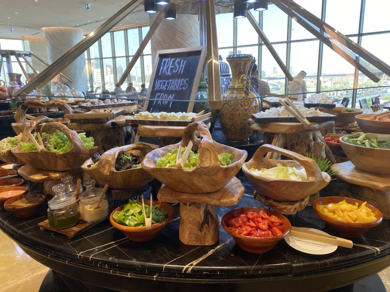 Movenpick Hotel And Residences Rijád Exteriér fotografie A salad bar at a hotel