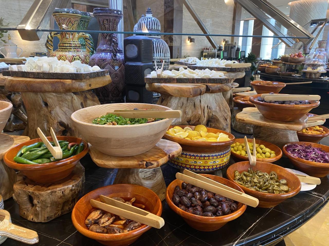 Movenpick Hotel And Residences Rijád Exteriér fotografie A selection of tapas at a buffet