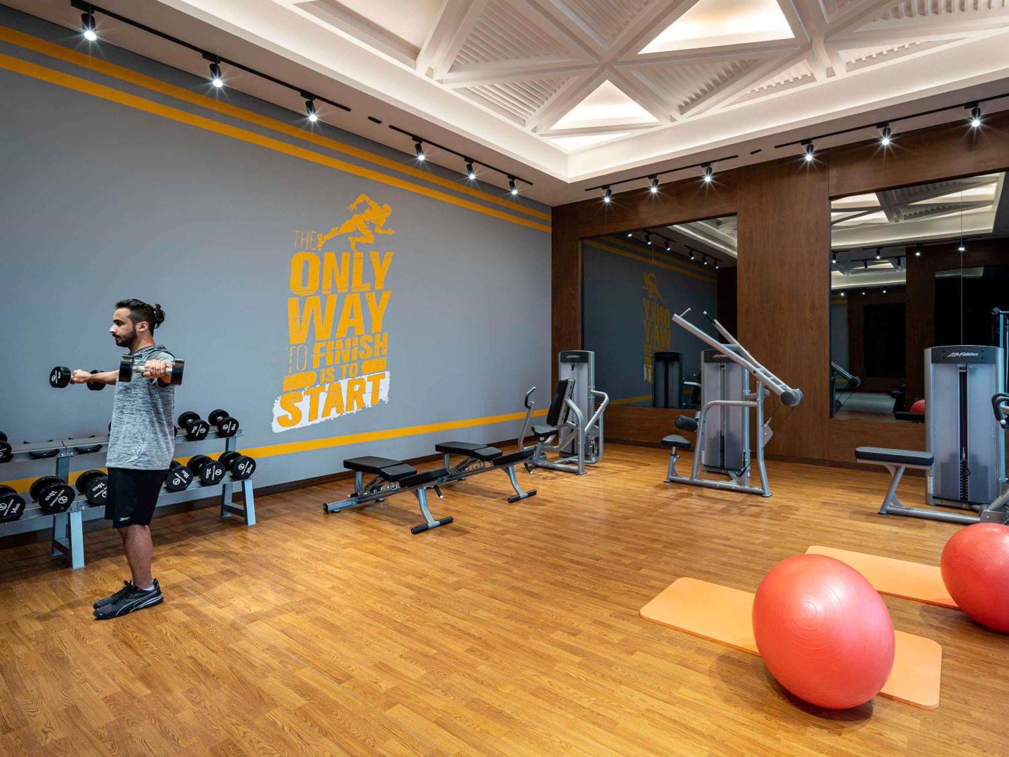 Movenpick Hotel And Residences Rijád Exteriér fotografie The gym at the hotel