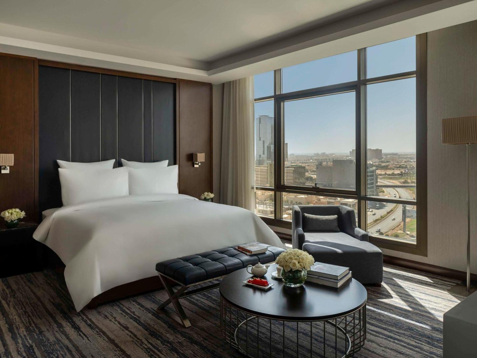 Movenpick Hotel And Residences Rijád Exteriér fotografie A bedroom at the Ritz-Carlton, Riyadh