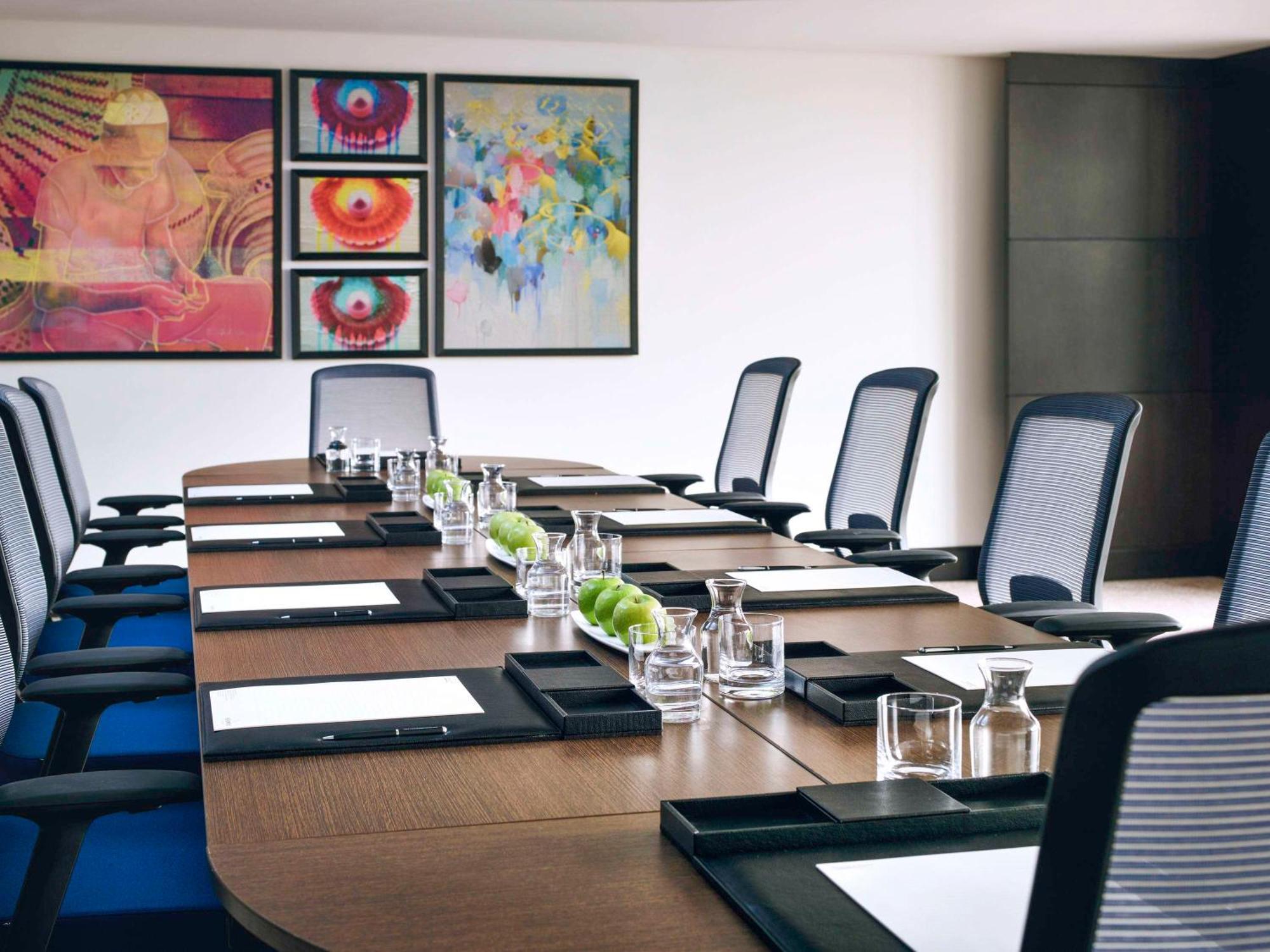 Movenpick Hotel And Residences Rijád Exteriér fotografie A boardroom at a hotel