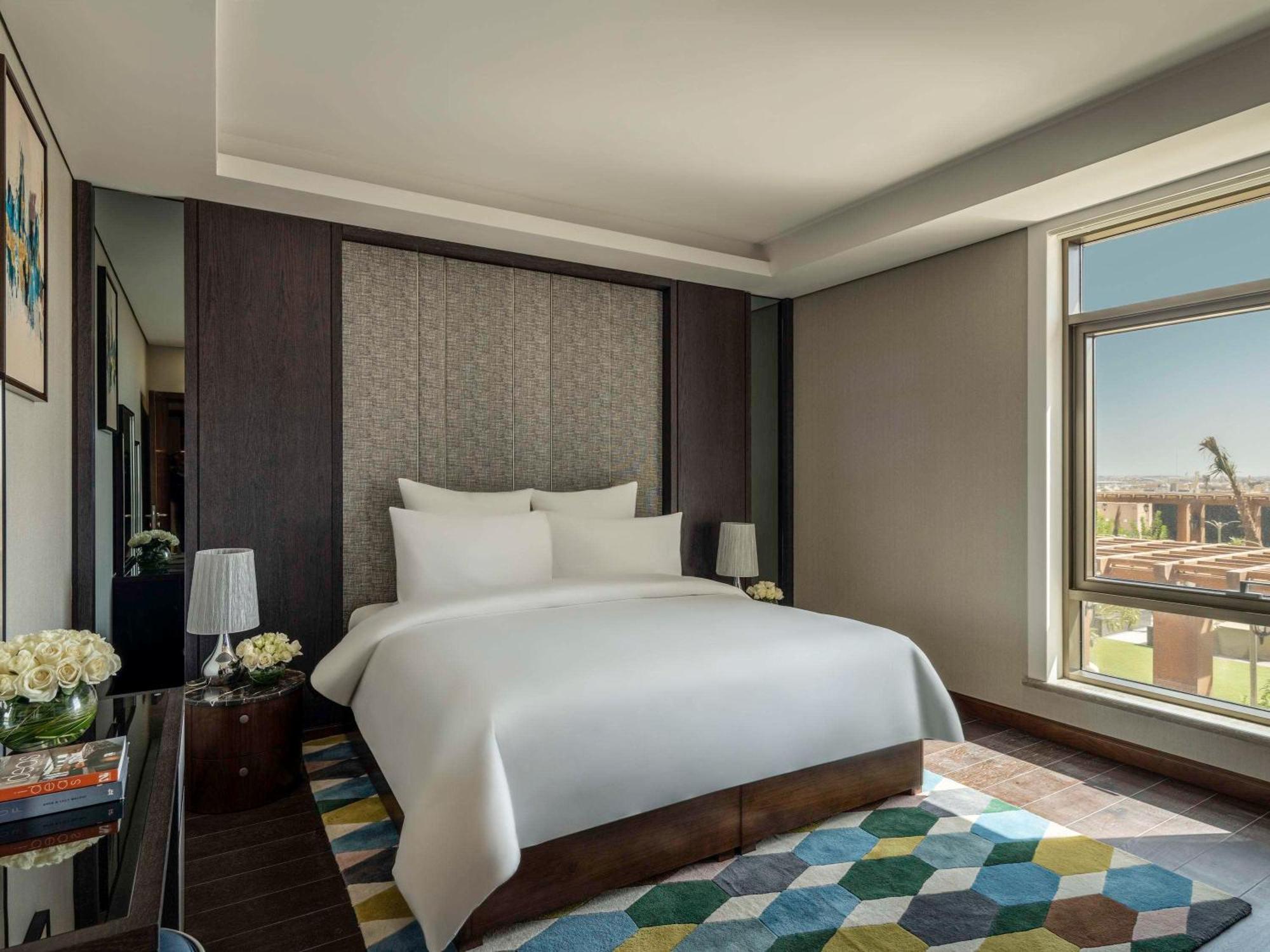 Movenpick Hotel And Residences Rijád Exteriér fotografie A bedroom at the hotel