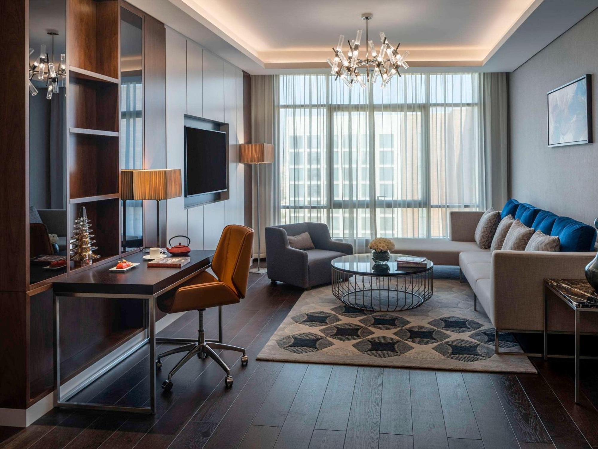 Movenpick Hotel And Residences Rijád Exteriér fotografie A living room at the hotel