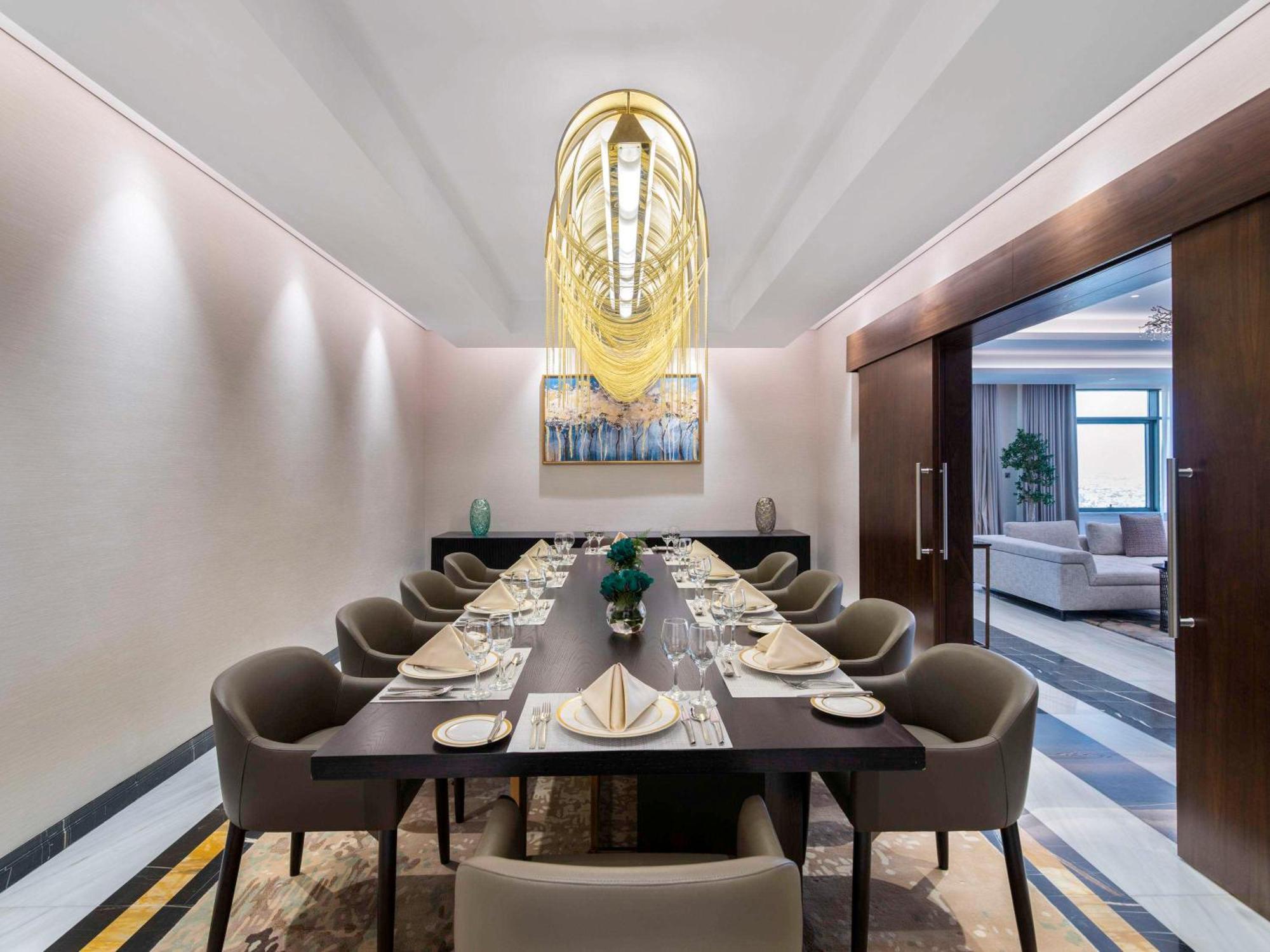 Movenpick Hotel And Residences Rijád Exteriér fotografie The private dining room at the hotel