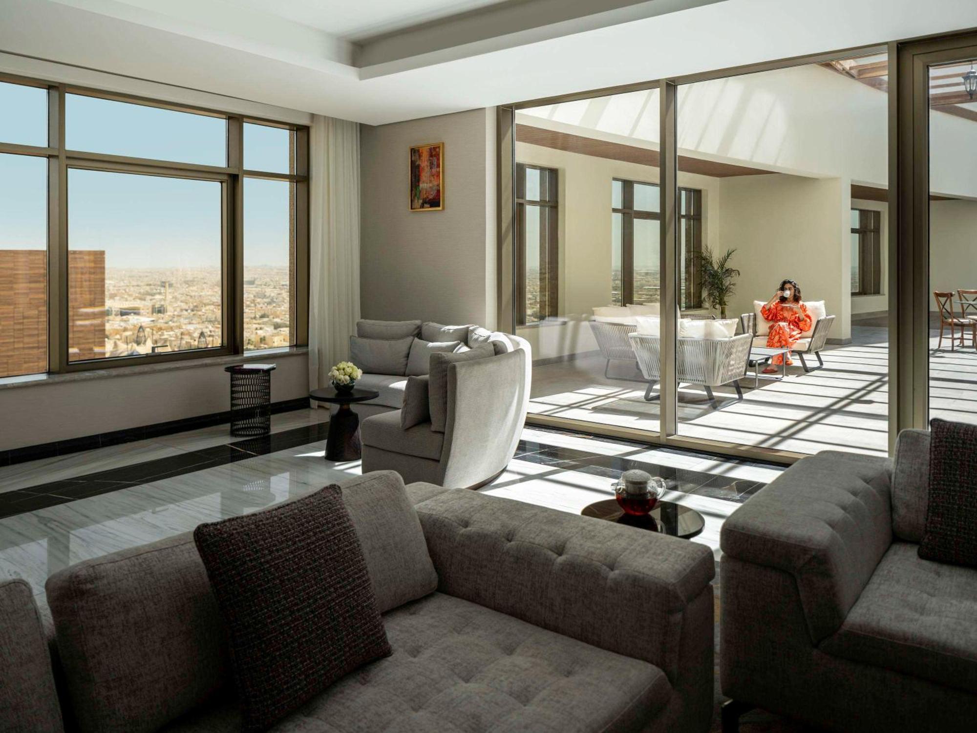 Movenpick Hotel And Residences Rijád Exteriér fotografie The interior of a suite at the Four Seasons Hotel, Amman