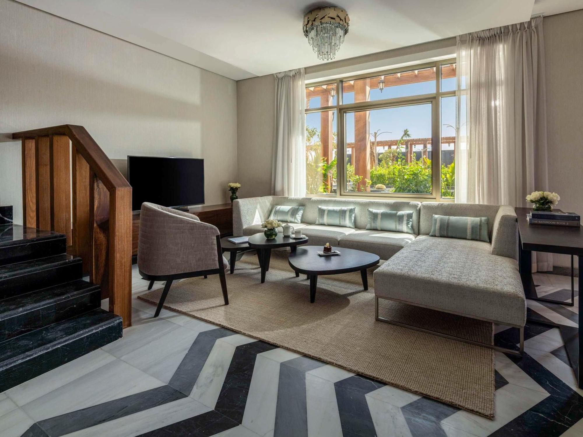 Movenpick Hotel And Residences Rijád Exteriér fotografie A living room at the hotel