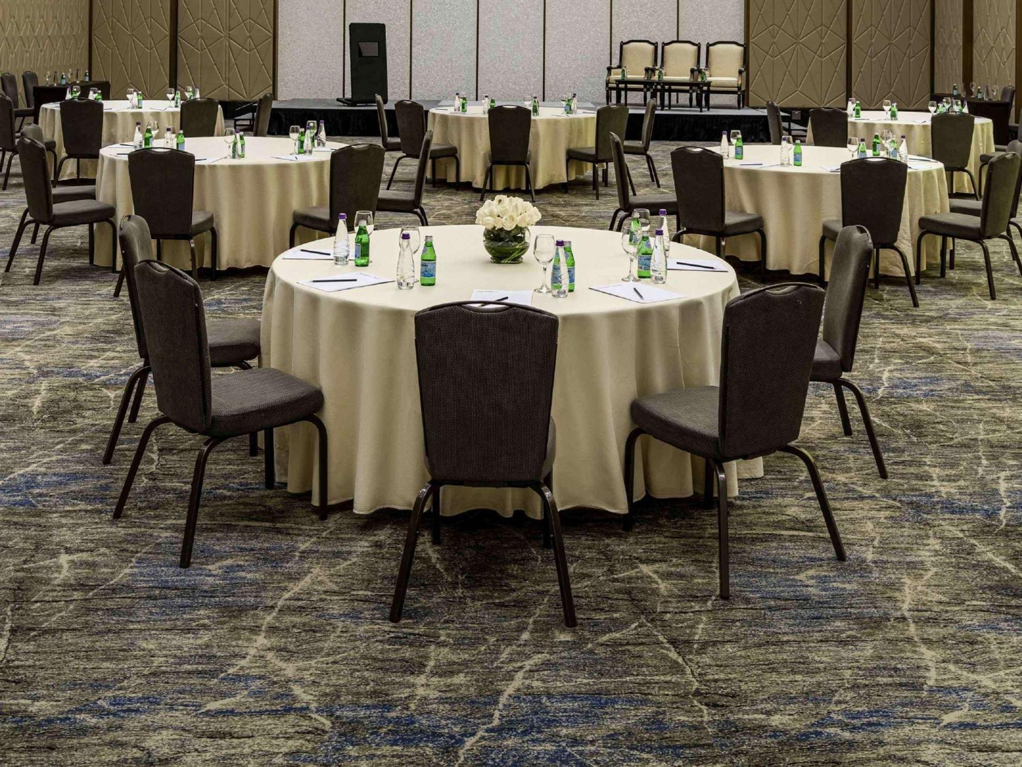 Movenpick Hotel And Residences Rijád Exteriér fotografie A round table set for a meeting