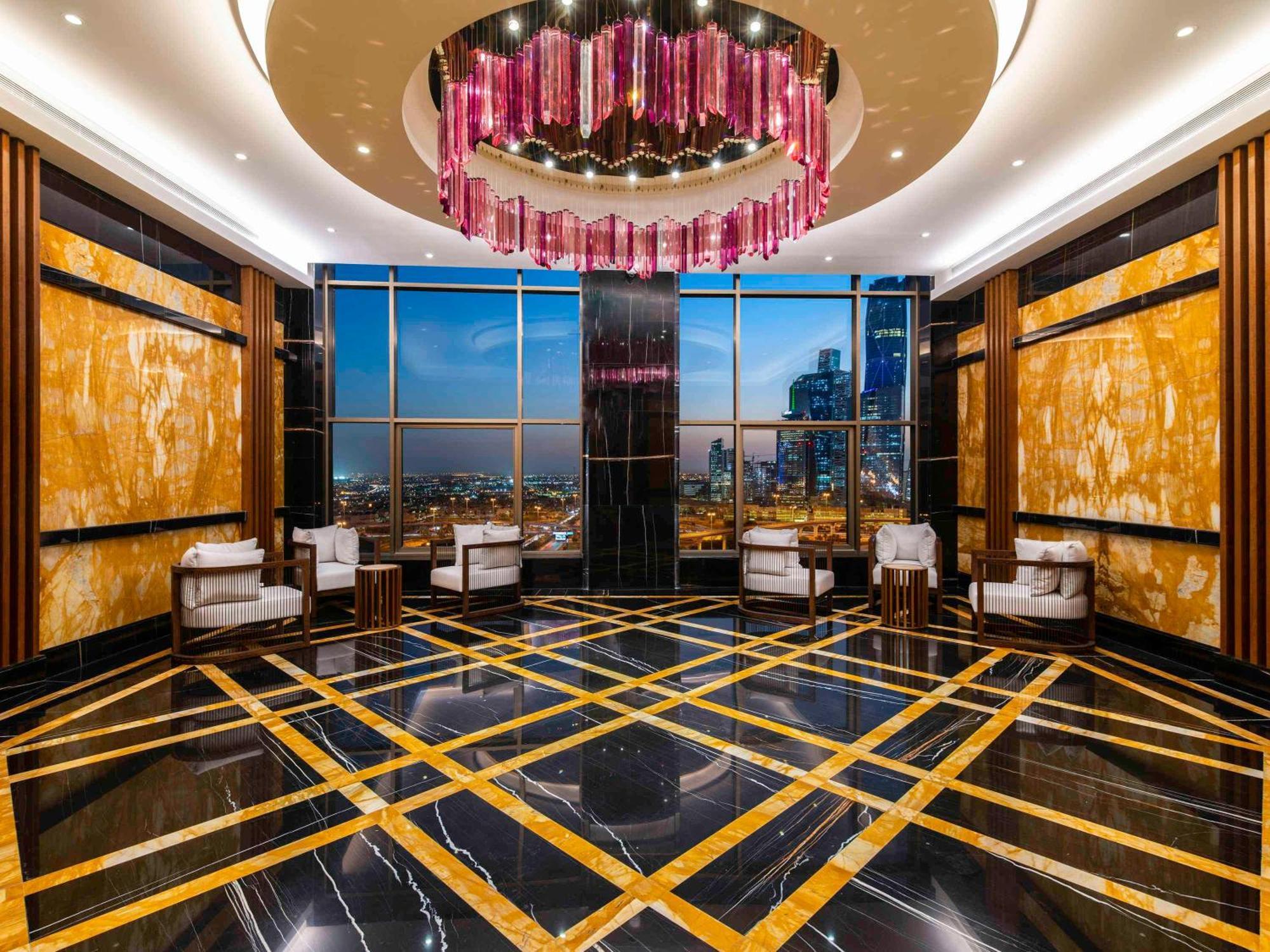 Movenpick Hotel And Residences Rijád Exteriér fotografie The lobby of the Ritz-Carlton, Dubai