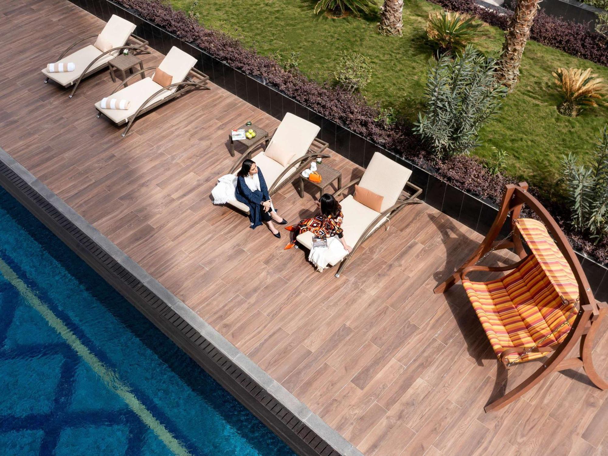 Movenpick Hotel And Residences Rijád Exteriér fotografie The swimming pool at the hotel